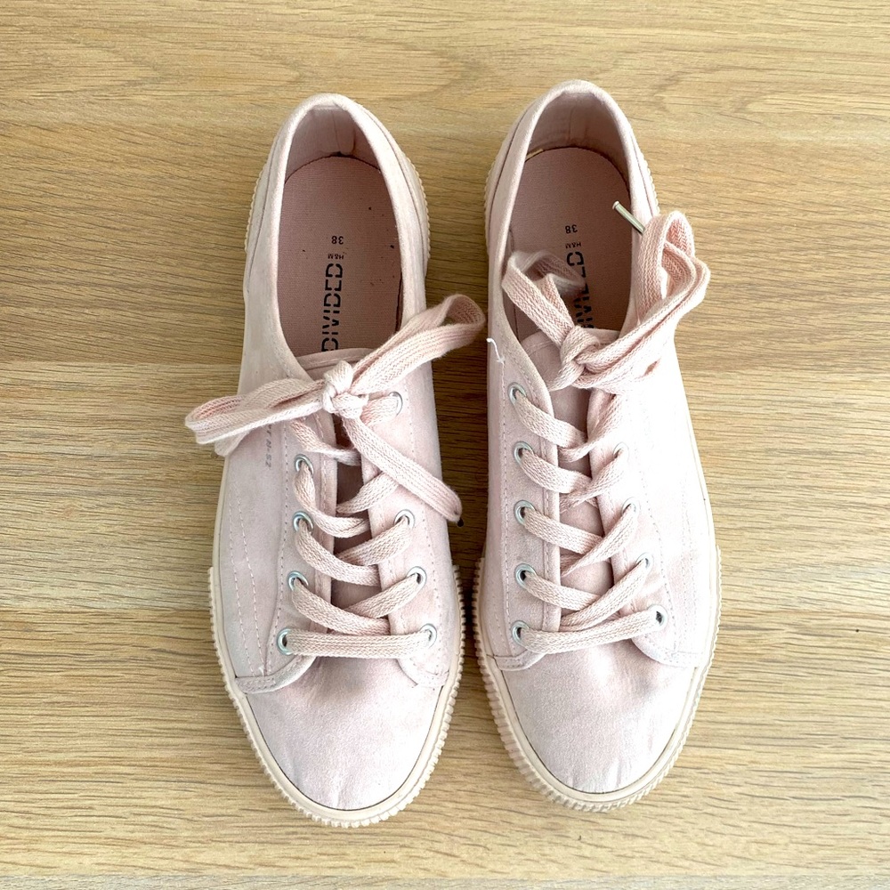 Light pink tennis shoes